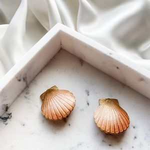 Vintage Peach and Gold Sea Shell Clip On Earrings